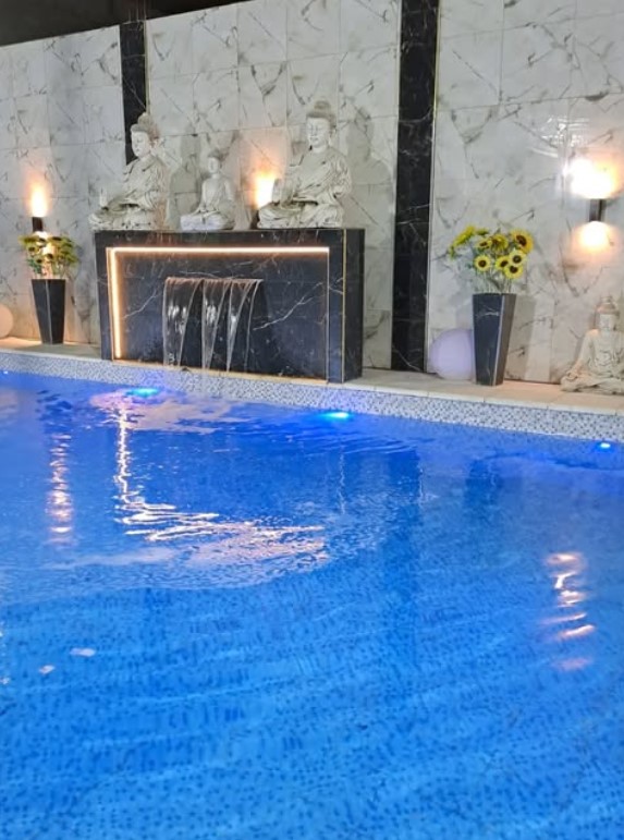 Pileta cubierta con luces azules y cascada
